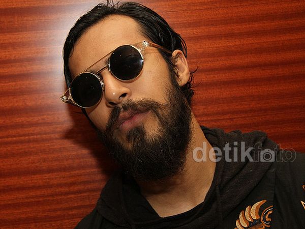 Jenggot Lebat Alex Abbad