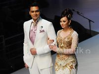 Lenggak-lenggok Asmirandah dan Jonas Rivano di Catwalk