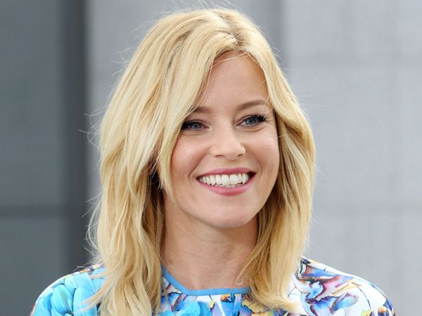 Wajah Sumringah Elizabeth Banks