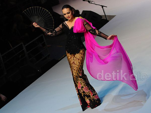 Keanggunan Selebriti di Pagelaran Merenda Kasih Anne Avantie