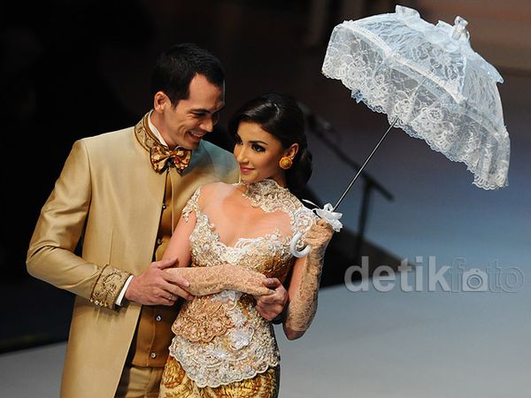 Pasangan Selebriti di Pagelaran Merenda Kasih Anne Avantie