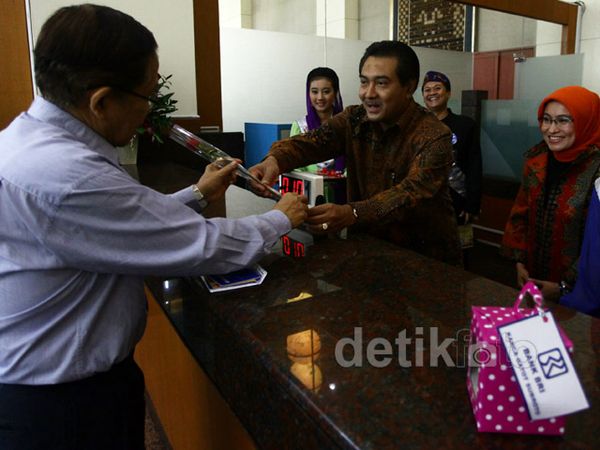 Hari Pelanggan, Dereksi BRI Layanai Nasabah