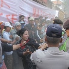 Eksekusi Lahan di Kalimas Ricuh, Polisi Disemprot Air Cabe