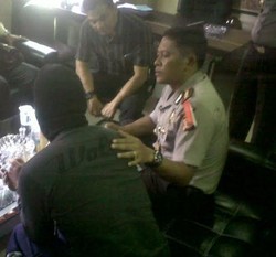 Brigadir Penggondol Rp 270 Juta Menangis di Hadapan Kapolres Bandung