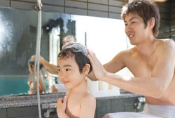 Memonitor Day Care Bisa Dilakukan Saat Ortu Memandikan Anak