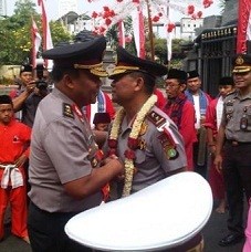 Sambut Kapolda Metro Irjen Unggung, Irwasum Polri Irjen Dwi Cipika-Cipiki