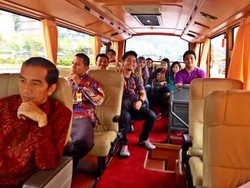 Pulang dari Acara Bersama SBY, Jokowi Ngantor Naik Bus Bareng Wartawan