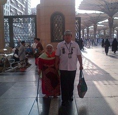 Kisah Haru Petugas Haji Gendong Jamaah Nyasar ke Pemondokan