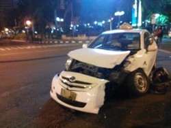 Brak! Terobos Lampu Merah, Outlander Seruduk Taksi Express di Jl Thamrin