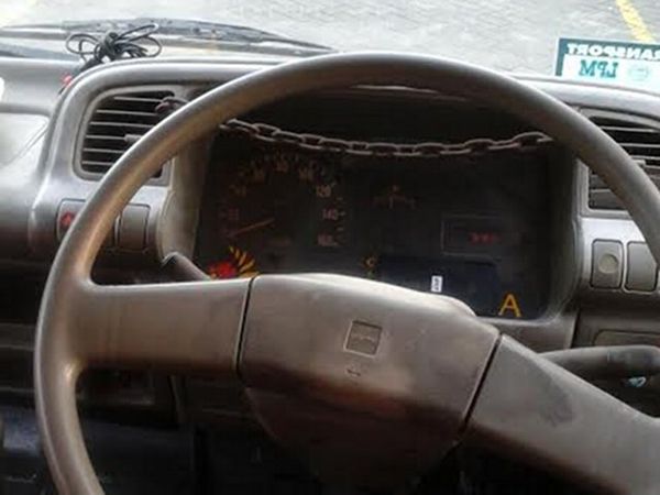 Dashboard Mobil Kok Dirantai?