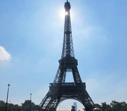Tak Hanya Malam, Eiffel Juga Romantis di Siang Hari