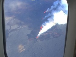 Ngeri Tapi Keren, Pesawat Ini Terbang di Atas Lava Gunung Berapi