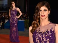 Gaun Menerawang Alexandra Daddario