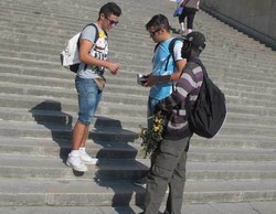 Cerita Pedagang Satu Euro Lima Biji di Menara Eiffel