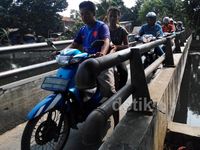 Pemotor Kuasai Jembatan Kali Sunter