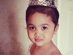 Horeee! Amora Rayakan Ultah di Pesantren