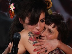 Ini Momen Paling Menyedihkan Ibunda Amy Winehouse Bersama Sang Putri