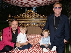 Ini Foto Keluarga Elton John dan Pasangan Gay-nya