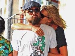 Awww... Toni Garrn Cium Mesra Leher Leonardo DiCaprio