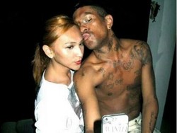 Dena Rachman Pajang Foto Dikecup Pria Bertato