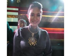 Punya Brand Perhiasan, Happy Salma Rilis Kalung Jimat Modern