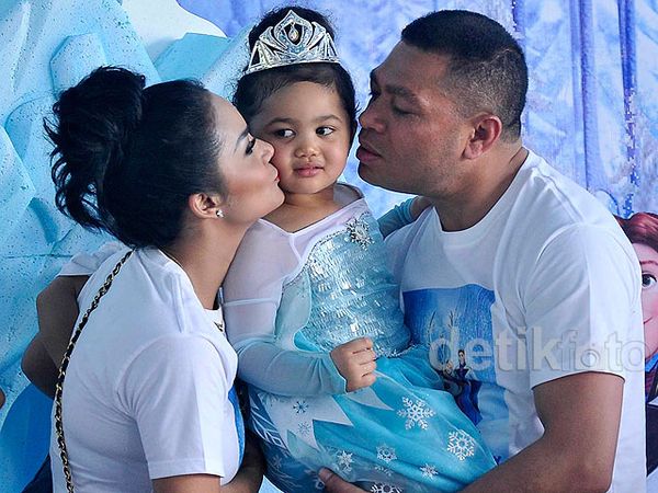 So Cute! Ultah ke-3, Amora Imut Jadi Queen Elsa