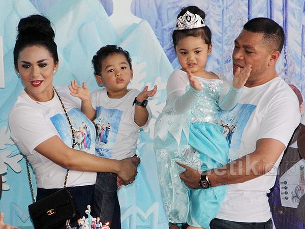 Mengintip Pesta Ultah Amora yang Bertema Frozen