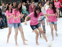 JKT48 Asyik Basah-basahan Main Bola