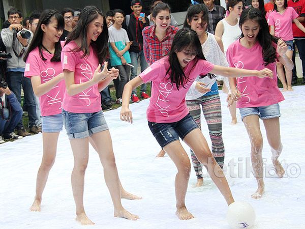 JKT48 Asyik Basah-basahan Main Bola