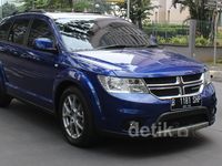 Konsumen Test Drive Mobil Dodge Journey