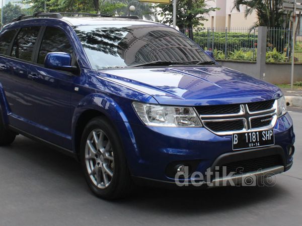 Konsumen Test Drive Mobil Dodge Journey