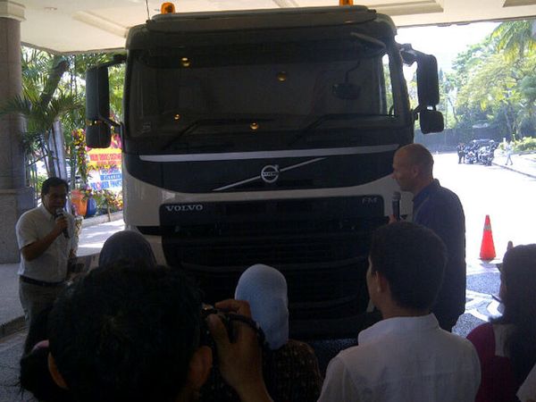 Truk Pintar Volvo Mulai Dikenalkan di Surabaya Truk Pintar Volvo Mulai Dikenalkan di Surabaya