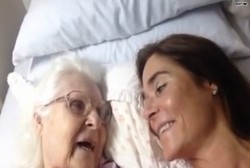 Kelly Abadikan Momen Langka Ketika Sang Ibu yang Pikun Mengingatnya