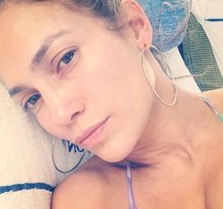 10 Foto Selfie Selebriti Paling Mengganggu di Sosial Media