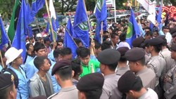 Kericuhan Warnai Demo Mahasiswa dalam Pelantikan DPRD Riau