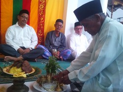 Melihat Tradisi Peusijuek, Prosesi Simbolik Pelepasan Calon Haji di Aceh