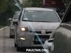Mobil Mungil Proton Nongol di Jalanan