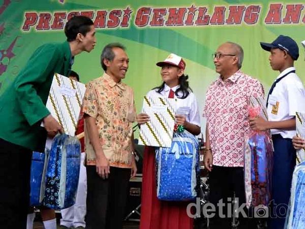 Pemberian Beasiswa untuk Siswa Berprestasi