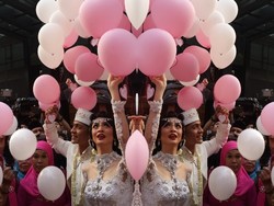 Bukan Merpati Atau Lempar Bunga, Donita dan Adi Lepas Balon Usai Menikah