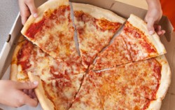 Pizza Renyah Gurih a la Pizza Hut Bisa Dibuat Sendiri