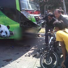 Suami Istri Tewas Tertabrak Bus Restu di Terminal