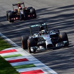 Hamilton Kalahkan Rosberg untuk Rebut Pole