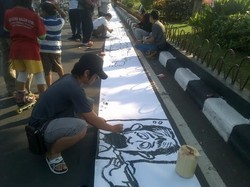 Tuntut Penuntasan Kasus Munir, Puluhan Seniman Melukis di Atas Kertas 500 Meter