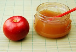 Si Kecil Mulai Diberi Buah? Yuk, Buatkan Pure Apel yang Enak