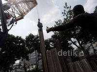 Pemasangan Turap di Kali Jalan Abdul Muis
