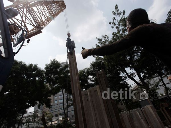 Pemasangan Turap di Kali Jalan Abdul Muis