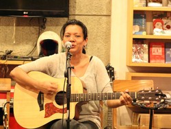 Penyanyi Senior Dima Miranda Kembali dengan Semangat Franky Sahilatua