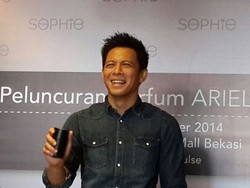 Dari Abu-abu, Warna Rambut Ariel Kembali Hitam