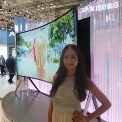 TV Baru Samsung Seharga Mobil Sport Mewah