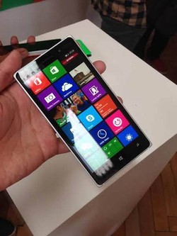 Ponsel Flagship Ekonomis Lumia 830